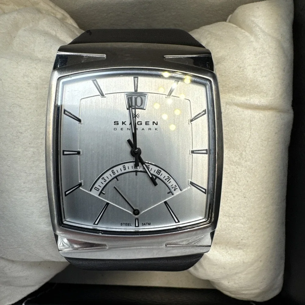 Skagen 568LSLZM Black Leather Strap Silver Dial Date Indicator Men's Watch